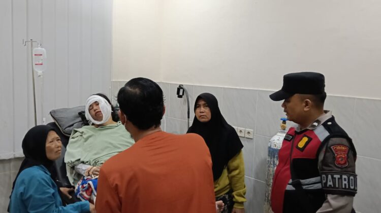 Korban gas meledak dibawa ke RSUD Sindangbarang. (Foto: Dok. Polsek Sindangbarang)