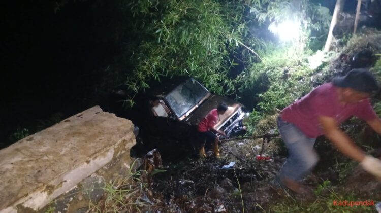 Salah Kalkulasi Parkir di Jalan Sempit, Minibus Jatuh ke Jurang Sedalam 10 Meter di Cianjur