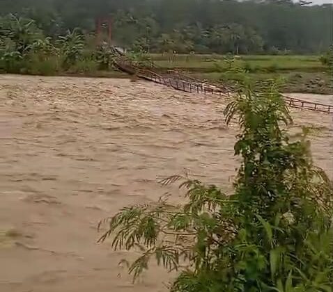 Jembatan Putus total di Pagermaneuh, Cianjur, usai diterjang luapan Kali Cibuni. Akses tiga desa terputus. (foto : cianjurtimes.om/Ario)