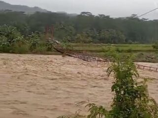 Jembatan Putus total di Pagermaneuh, Cianjur, usai diterjang luapan Kali Cibuni. Akses tiga desa terputus. (foto : cianjurtimes.om/Ario)