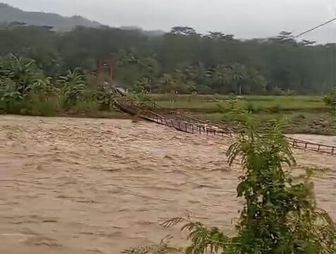 Jembatan Putus total di Pagermaneuh, Cianjur, usai diterjang luapan Kali Cibuni. Akses tiga desa terputus. (foto : cianjurtimes.om/Ario)