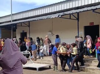 Tangkapan layar-Suasana di PT Aurora Word Cianjur saat belasan karyawan mengalami kerasukan, Senin (24/11/2025). (Foto: Istimewa).