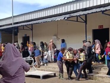 Tangkapan layar-Suasana di PT Aurora Word Cianjur saat belasan karyawan mengalami kerasukan, Senin (24/11/2025). (Foto: Istimewa).