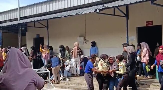 Tangkapan layar-Suasana di PT Aurora Word Cianjur saat belasan karyawan mengalami kerasukan, Senin (24/11/2025). (Foto: Istimewa).