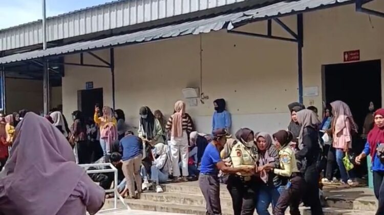 Tangkapan layar-Suasana di PT Aurora Word Cianjur saat belasan karyawan mengalami kerasukan, Senin (24/11/2025). (Foto: Istimewa).