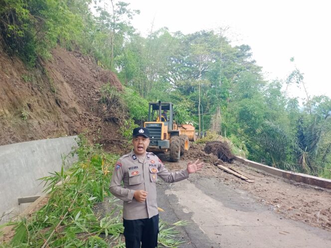 
					Diterjang Longsor Tebing 15 Meter, Akses Penghubung Tanggeung-Kadupandak Lumpuh
