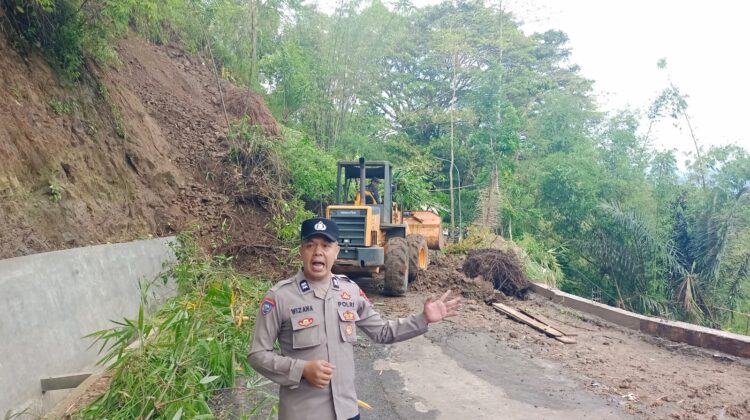 Diterjang Longsor Tebing 15 Meter, Akses Penghubung Tanggeung-Kadupandak Lumpuh
