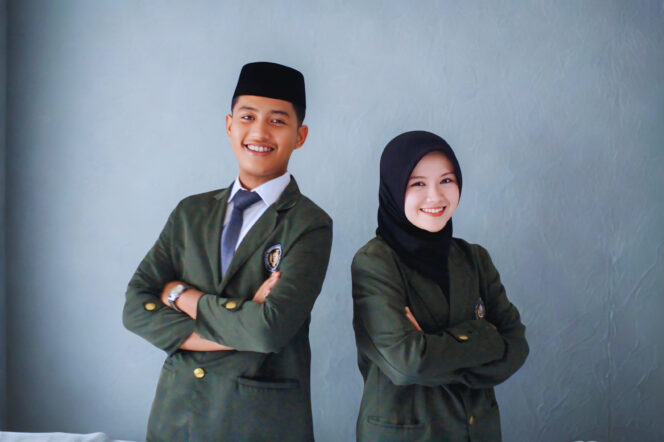 
					Pasangan calon Presiden dan Wakil Presiden Mahasiswa STAI Al-Azhary Cianjur npmpr urut 1, Moch Andika Rajeswara (Rajes) dan An An Siti Nurhasanah (Siti)