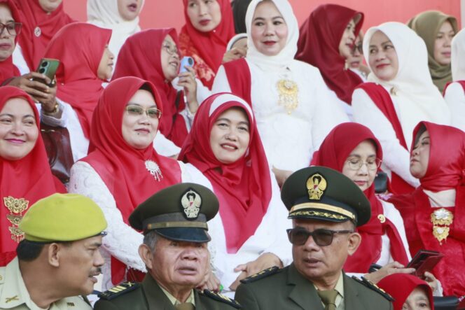 
					Kepala Badan Pendapatan Daerah (Bapenda) Kabupaten Cianjur, Cicih Permasih (Tengah) saat menghadiri peringatan HUT Kemerdekaan RI di Lapangan Prawatasari, joglo, Cianjur. 