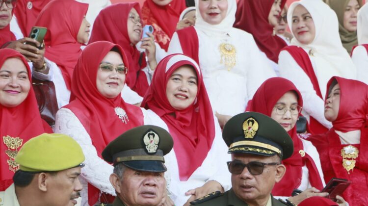 Kepala Badan Pendapatan Daerah (Bapenda) Kabupaten Cianjur, Cicih Permasih (Tengah) saat menghadiri peringatan HUT Kemerdekaan RI di Lapangan Prawatasari, joglo, Cianjur. 