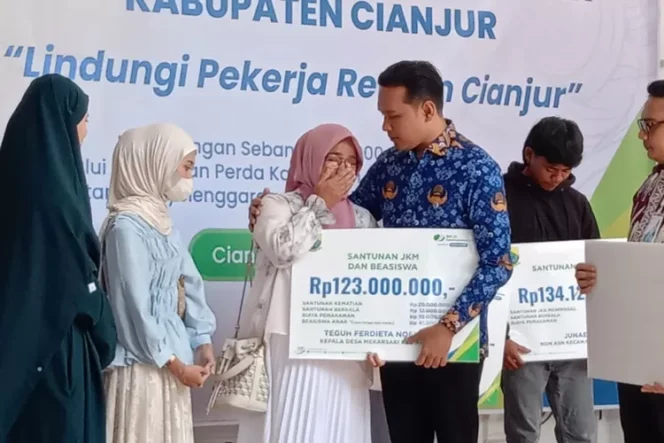 
					Luncurkan Universal Coverage, Pemkab Fasilitasi 40 Ribu Pekerja Rentan Masuk Jamsostek Cianjur