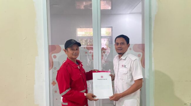 Hendrik Supriadi (Kiri) Relawan spesialis pengolahan air bersih atau Water Sanitation And Hygiene (WASH) dari PMI Cianjur.