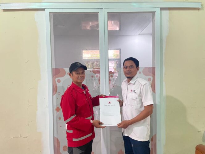 
					Hendrik Supriadi (Kiri) Relawan spesialis pengolahan air bersih atau Water Sanitation And Hygiene (WASH) dari PMI Cianjur.