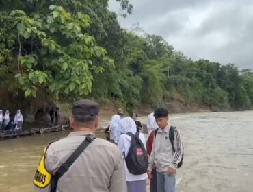 Sejumlah Pelajar harus menyeberangi Sungai Cibuni menggunakan rakit lantaran terputusnya akses Jembatan sejak tahun 2021. (Foto : cianjur Times/Mohammad Andri)