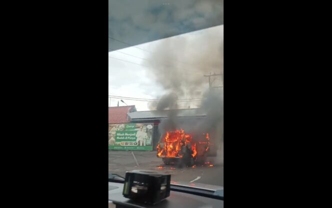 
					Diduga Bawa Jeriken BBM, Minibus Terbakar di Puncak Cianjur, Sopir Alami Luka Bakar