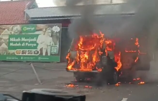 Diduga Bawa Jeriken BBM, Minibus Terbakar di Puncak Cianjur, Sopir Alami Luka Bakar