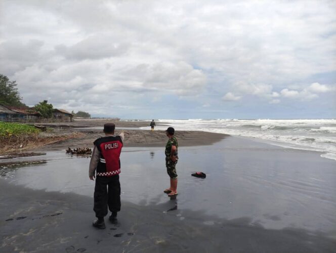 
					Hilang Terseret Ombak, Wisatawan Asal bandung Tenggelam di Pantai Jayanti Cianjur