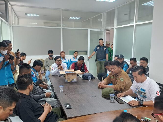 
					Serikat Pekerja Nasional (SPN) DPC Kabupaten Cianjur saat aksi unjuk rasa terkait kenaikan upah 2026 di Kantor Pemerintah Kabupaten (Pemkab) Cianjur, Jumat 19 November 2025.