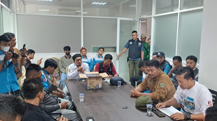 Serikat Pekerja Nasional (SPN) DPC Kabupaten Cianjur saat aksi unjuk rasa terkait kenaikan upah 2026 di Kantor Pemerintah Kabupaten (Pemkab) Cianjur, Jumat 19 November 2025.