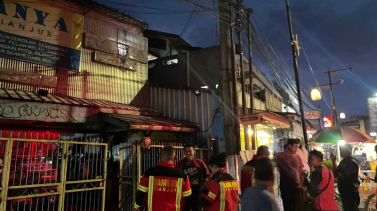 Korsleting Neon Box Picu Kebakaran Toko di Jalan Dr Muwardi Cianjur