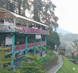 Diguyur Hujan, Kunjungan Wisata Alam Sevillage di Cianjur Tetap Membeludak