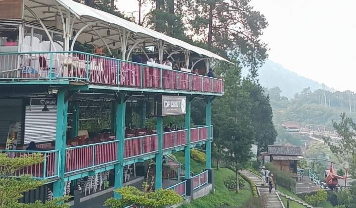 Diguyur Hujan, Kunjungan Wisata Alam Sevillage di Cianjur Tetap Membeludak