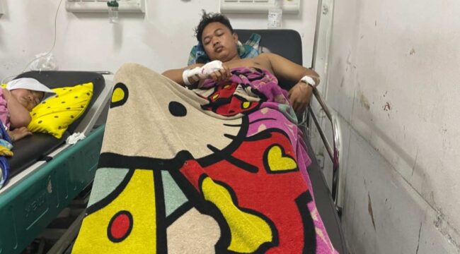 Lucky  Irawan (21) harus mendapat perawatan intensif usai menjadi korban pembacokan yang diduga dilakukan oleh gerombolan geng motor. (Foto : Cianjurtimes/Mohammad Andri