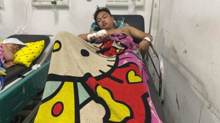 Lucky  Irawan (21) harus mendapat perawatan intensif usai menjadi korban pembacokan yang diduga dilakukan oleh gerombolan geng motor. (Foto : Cianjurtimes/Mohammad Andri