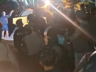 Aksi warga Kampung Ciguntur Desa Cipendawa Kecamatan Pacet saat menghadang alat berat yang masuk ke wilayah mereka, Senin (26/1/2026).