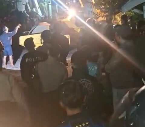 Aksi warga Kampung Ciguntur Desa Cipendawa Kecamatan Pacet saat menghadang alat berat yang masuk ke wilayah mereka, Senin (26/1/2026).