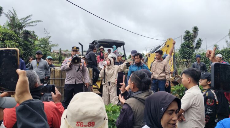 Desak Alat Berat Pergi, Aksi Warga Tolak Geothermal di Kaki Gunung Gede Memuncak