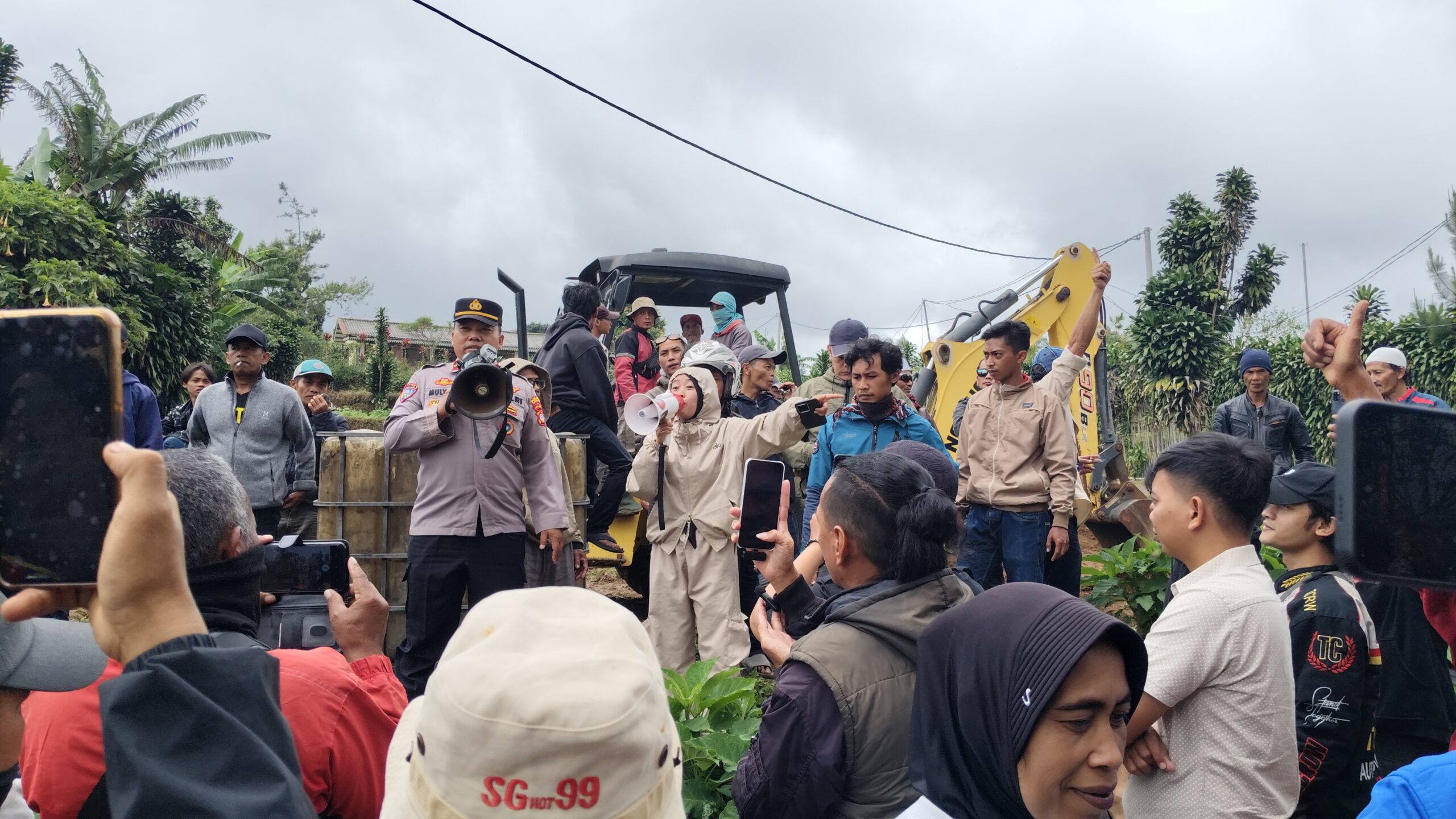 Desak Alat Berat Pergi, Aksi Warga Tolak Geothermal di Kaki Gunung Gede Memuncak