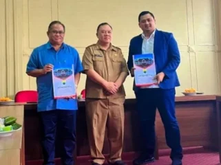 Sekretaris Daerah Kabupaten Cianjur, Ahmad Rifa'i Azhari (tengah) foto bersama Dirut Perumdam Tirta Mukti Kabupaten Cianjur, Syamsul Hadi (kiri) dan Anggota Dewan Pengawas Perumdam Tirta Mukti Kabupaten Cianjur, Ilham Ginanjar (kanan) usai menyerahkan SK Bupati Cianjur di Kantor Pusat Perumdam Tirta Mukti Kabupaten Cianjur.(Dok Perumdam Tirta Mukti Cianjur )