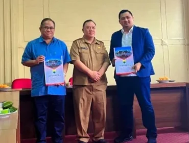 Sekretaris Daerah Kabupaten Cianjur, Ahmad Rifa'i Azhari (tengah) foto bersama Dirut Perumdam Tirta Mukti Kabupaten Cianjur, Syamsul Hadi (kiri) dan Anggota Dewan Pengawas Perumdam Tirta Mukti Kabupaten Cianjur, Ilham Ginanjar (kanan) usai menyerahkan SK Bupati Cianjur di Kantor Pusat Perumdam Tirta Mukti Kabupaten Cianjur.(Dok Perumdam Tirta Mukti Cianjur )