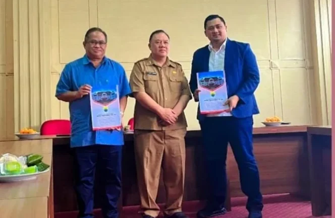 
					Sekretaris Daerah Kabupaten Cianjur, Ahmad Rifa'i Azhari (tengah) foto bersama Dirut Perumdam Tirta Mukti Kabupaten Cianjur, Syamsul Hadi (kiri) dan Anggota Dewan Pengawas Perumdam Tirta Mukti Kabupaten Cianjur, Ilham Ginanjar (kanan) usai menyerahkan SK Bupati Cianjur di Kantor Pusat Perumdam Tirta Mukti Kabupaten Cianjur.(Dok Perumdam Tirta Mukti Cianjur )