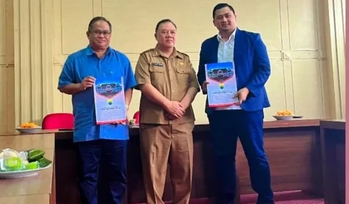 Sekretaris Daerah Kabupaten Cianjur, Ahmad Rifa'i Azhari (tengah) foto bersama Dirut Perumdam Tirta Mukti Kabupaten Cianjur, Syamsul Hadi (kiri) dan Anggota Dewan Pengawas Perumdam Tirta Mukti Kabupaten Cianjur, Ilham Ginanjar (kanan) usai menyerahkan SK Bupati Cianjur di Kantor Pusat Perumdam Tirta Mukti Kabupaten Cianjur.(Dok Perumdam Tirta Mukti Cianjur )