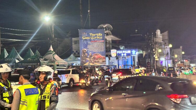 Volume Kendaraan Padat, Akses Jalur Puncak Menuju Jakarta Ditutup Situasional