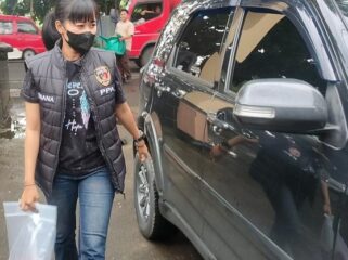 Petugas polisi saat membawa barang bukti kasus pencabukan pelajar SMP ke 10 bocah di Sukaluyu. (Foto : detikJabar)