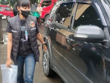 Petugas polisi saat membawa barang bukti kasus pencabukan pelajar SMP ke 10 bocah di Sukaluyu. (Foto : detikJabar)
