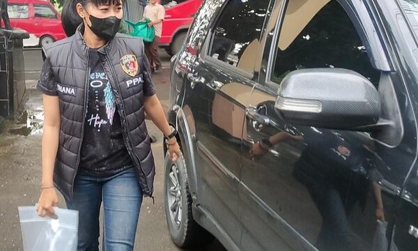 Petugas polisi saat membawa barang bukti kasus pencabukan pelajar SMP ke 10 bocah di Sukaluyu. (Foto : detikJabar)
