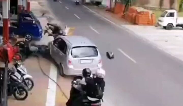 Kecelakaan di Cidaun, Mobil Suzuki Aerio Tabrak Deretan Motor dan Pick Up