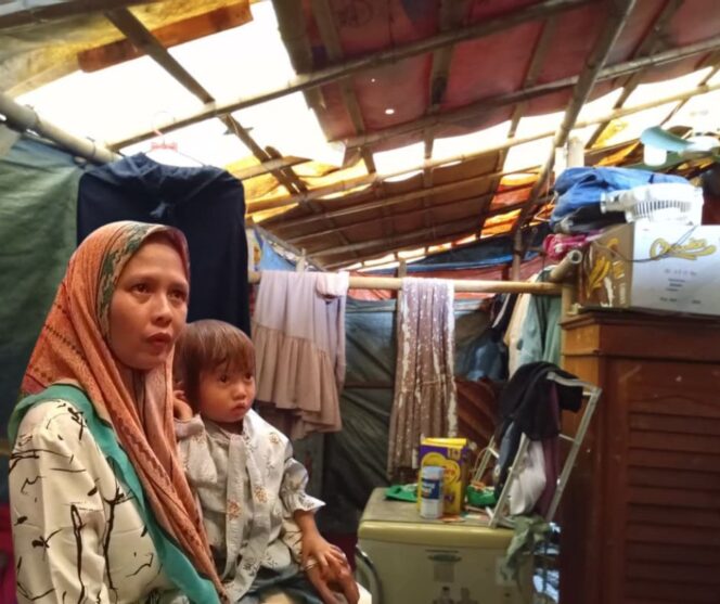 
					Yayah Sopiah (43) bersama tiga anaknya masih harus bertahan hidup di hunian sementara (huntara) yang sudah mulai melapuk. pasca gempa yang melanda Cianjur tiga tahun lalu.