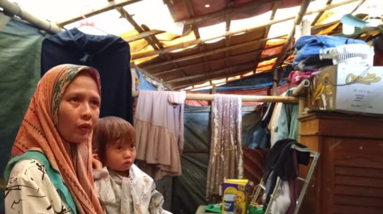 Yayah Sopiah (43) bersama tiga anaknya masih harus bertahan hidup di hunian sementara (huntara) yang sudah mulai melapuk. pasca gempa yang melanda Cianjur tiga tahun lalu.