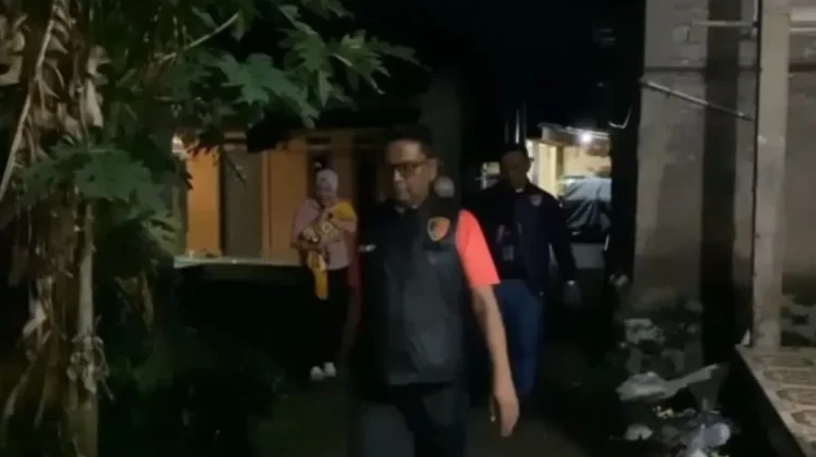 Tim Kepolisian Resor Tasikmalaya saat menangkap penculik bayi di Kecamatan Karangengah kabupaten Cianjur. (Foto : Antara)