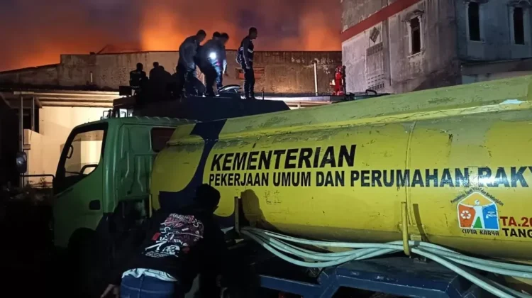 Dukung Pemadaman Kebakaran Toko Sanya, Perumdam Tirta Mukti Cianjur Pasok 48 Ribu Liter Air