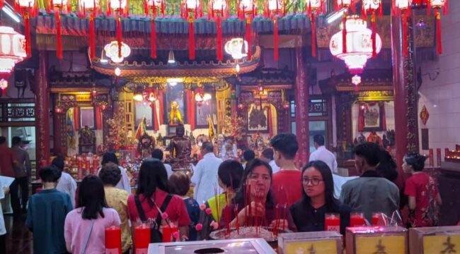 Suasana jemaat Vihara Bhumi Pharsjia saat beribadah pada malam Tahun Baru Imlek 2026/2577, Senin 16/2/2026). (Foto : cianjur Times/Ario Rosmana)