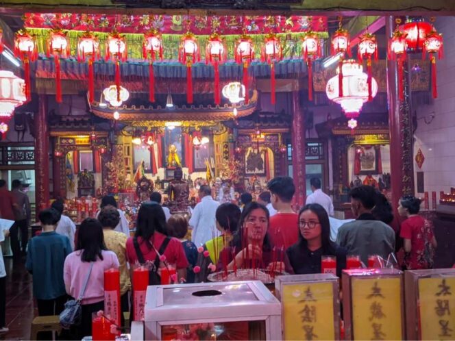 
					Suasana jemaat Vihara Bhumi Pharsjia saat beribadah pada malam Tahun Baru Imlek 2026/2577, Senin 16/2/2026). (Foto : cianjur Times/Ario Rosmana)