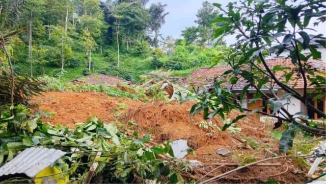 
					Hujan Deras Picu Longsor di Campakamulya, Belasan Rumah Warga Rusak