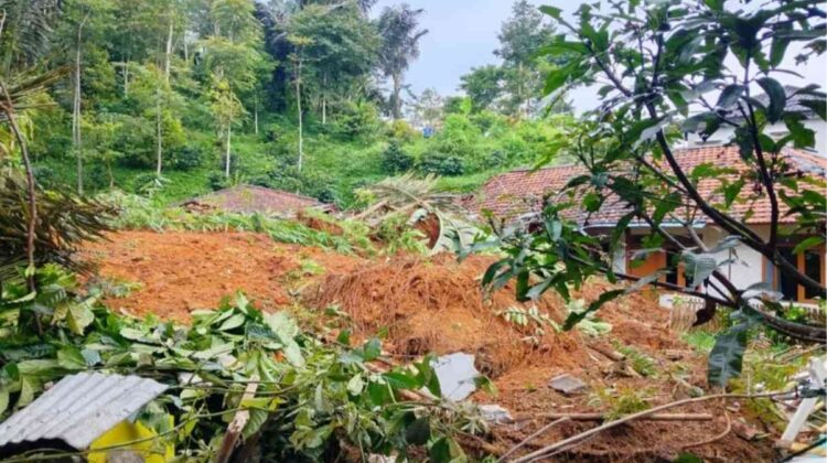 Hujan Deras Picu Longsor di Campakamulya, Belasan Rumah Warga Rusak