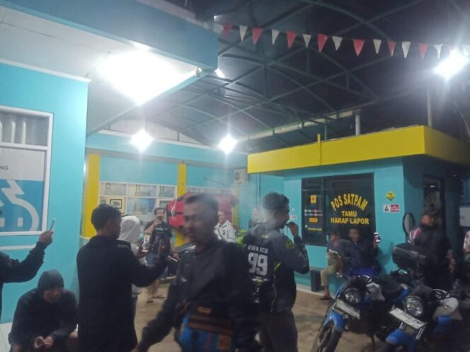 
					Warga Cianjur Selatan saat protes ke kantor PLN cabang Tanggeung akibat pemadaman secara berkala yang menghambat aktivitas mereka, Selasa (24/2/2026). (Foto : detikJabar)